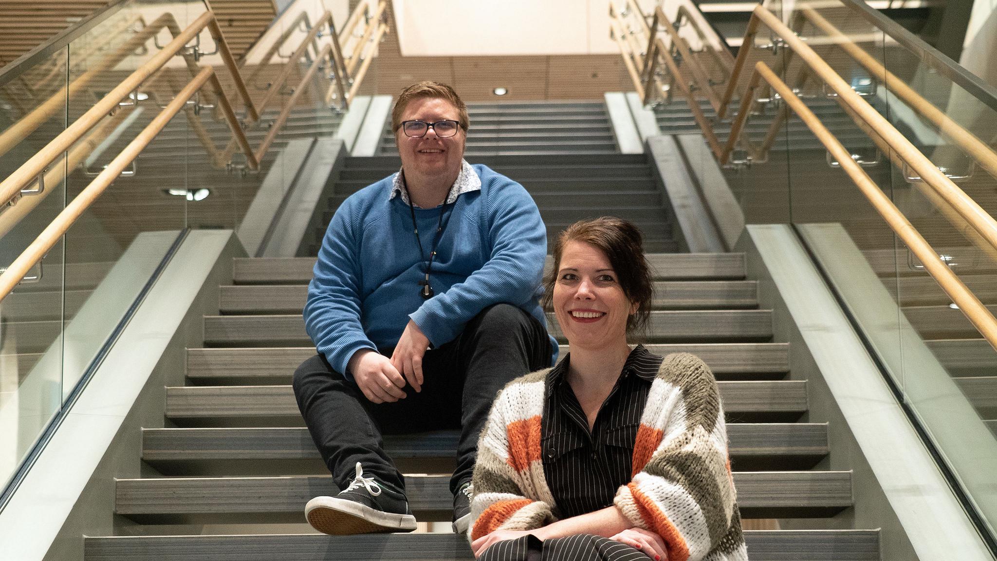 Johannes i trappen på rådhuset i Sandnes, sammen med jobbspesialist Hanne. Foto: Jarle Eknes