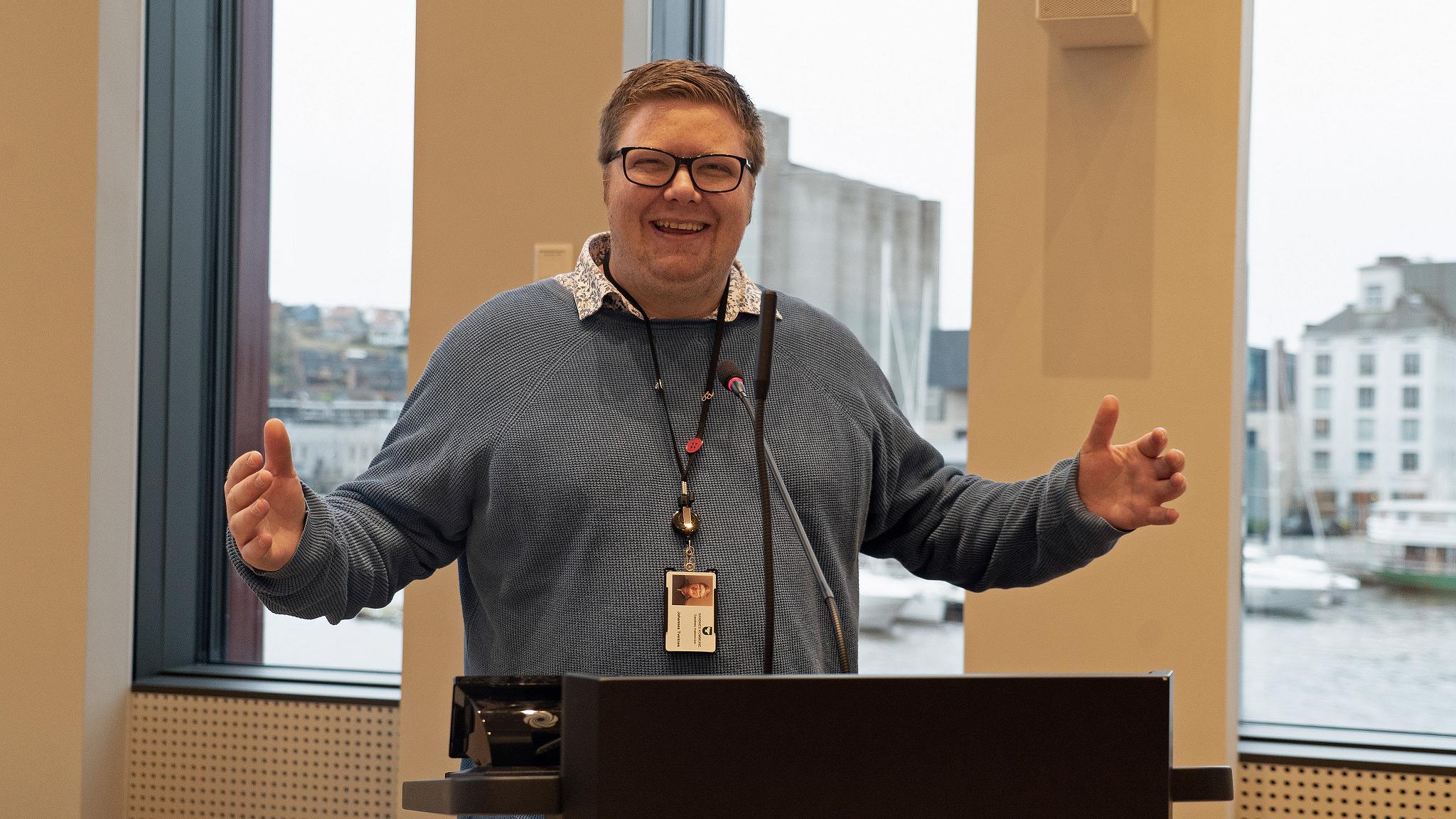 Johannes på talerstolen. Foto: Jarle Eknes