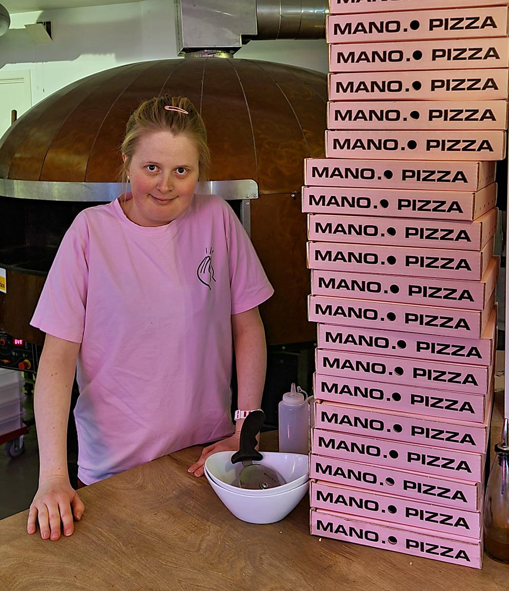 Kristin bretter og klargjør esker. Foto: Jarle Eknes