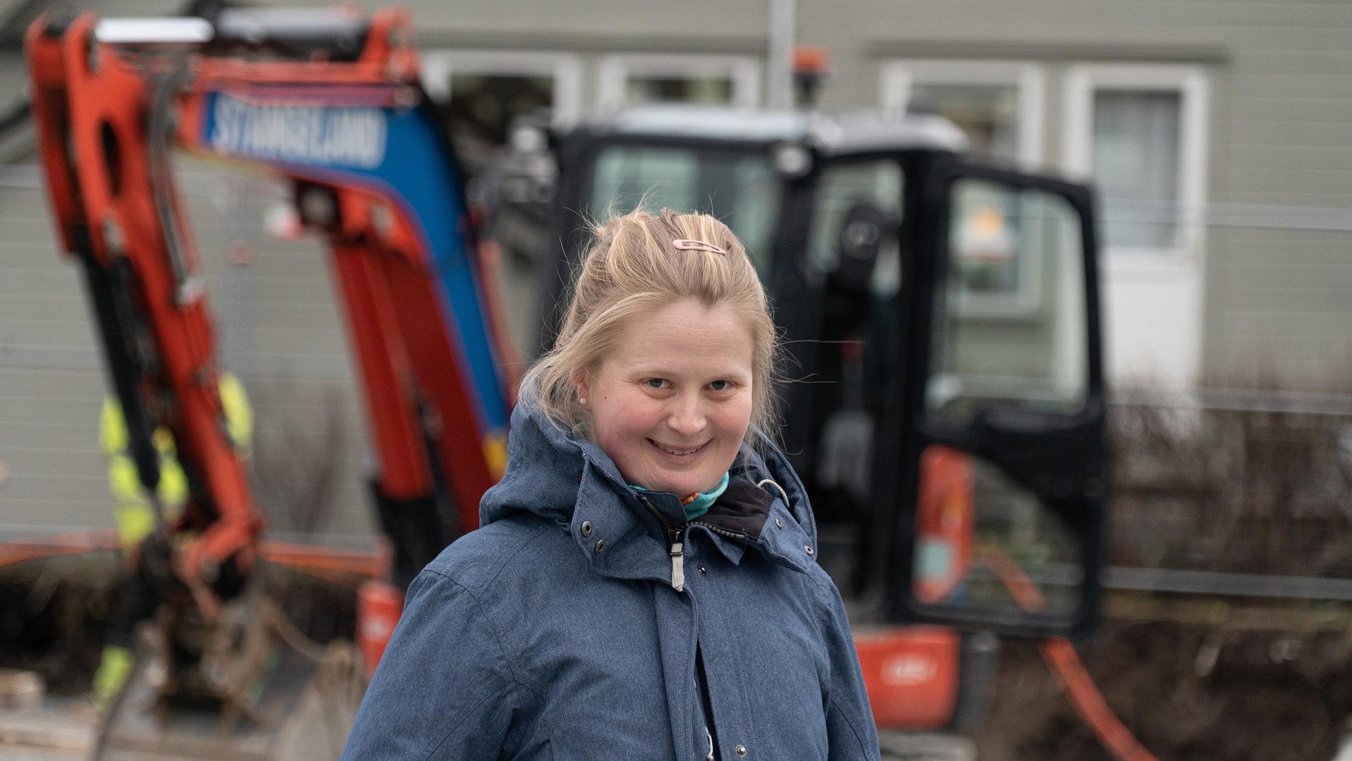 Kristin på byggeplassen hvor leiligheten hennes skal bygges. Foto: Jarle Eknes