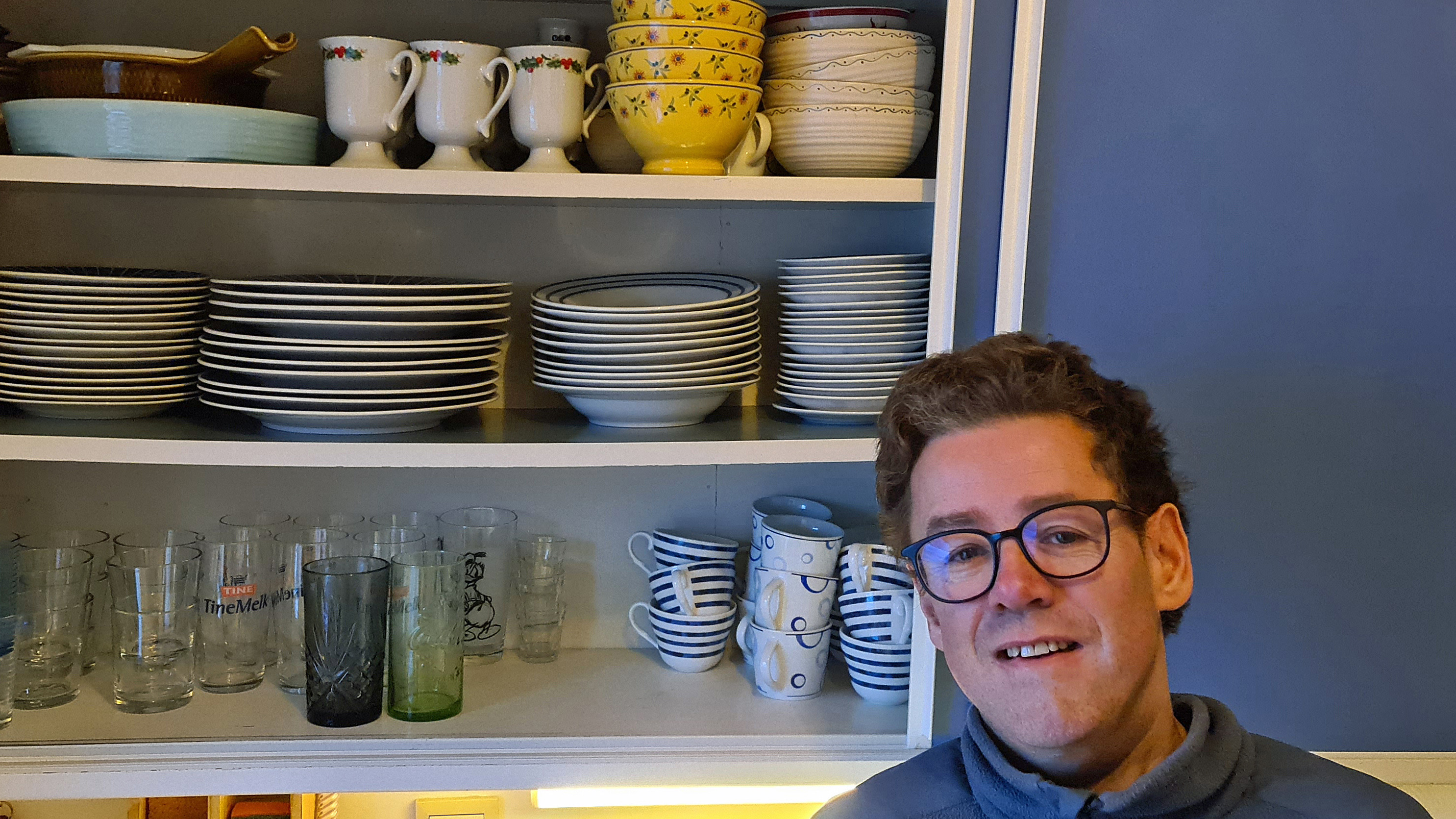 Sølve på kjøkkenet i leiligheten. Foto: Jarle Eknes