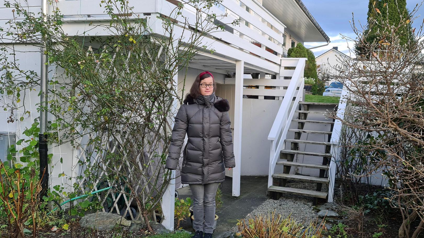 Tone utenfor leiligheten hun bor i. Foto: Jarle Eknes