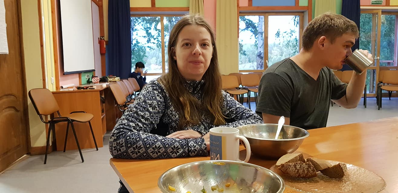 Maten blir ikke servert på tallerkener slik vi er vant til, men i stålboller.