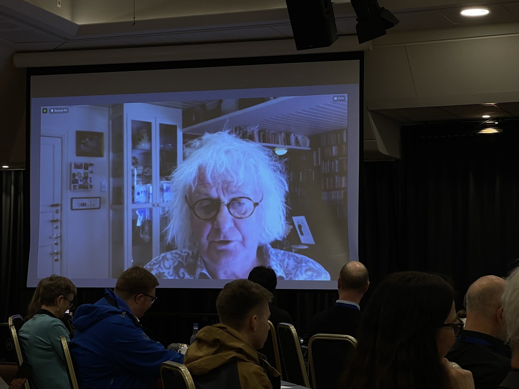 Med publikum i Bergen og Per Inge Torkelsen på flere storskjermer direkte fra Stavanger.