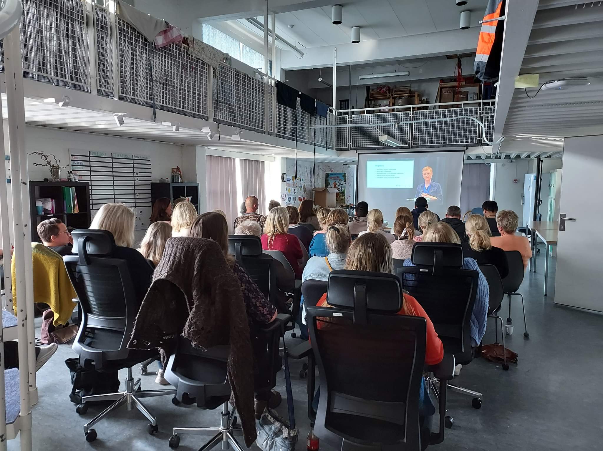 Forsamling som ser på forelesning