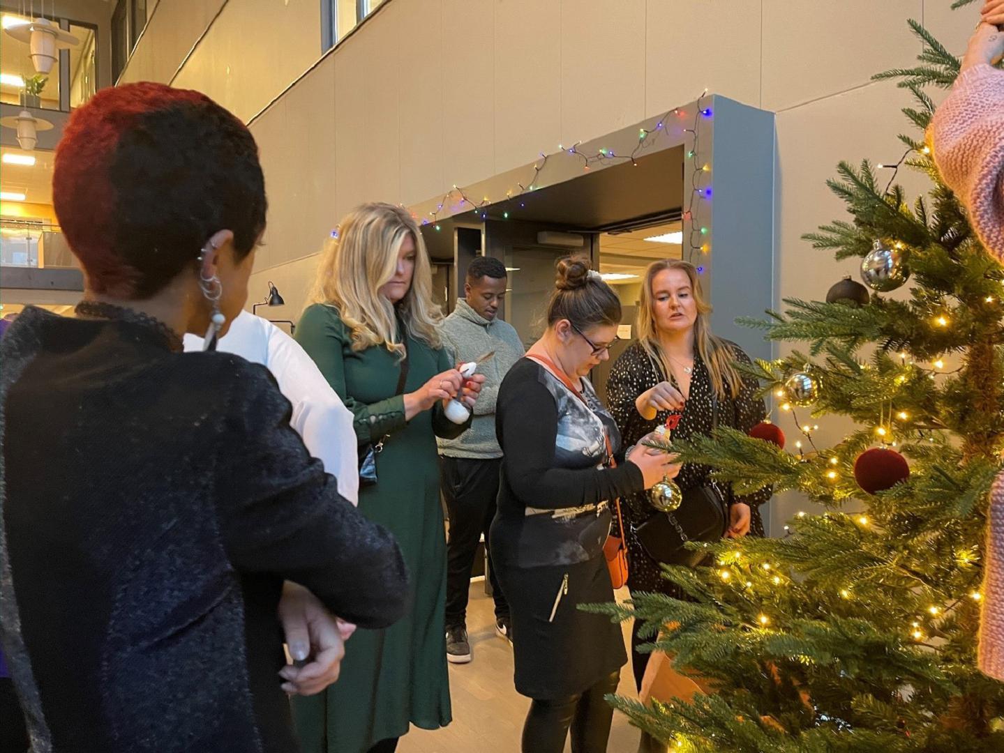 Pynting av juletre på julebordet. Foto: Rebecca Perez