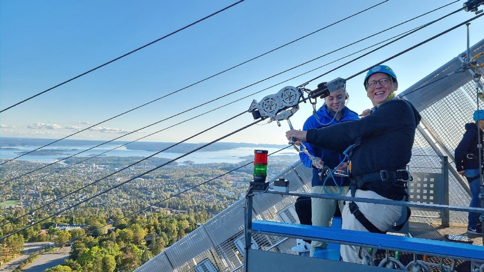 Hans Christian Lillehagen, generalsekretær i Stiftelsen Dam, var invitert til den sosiale samlingen vi hadde i Holmenkollen. Her på vei ned hoppbakken. Foto: Jarle Eknes