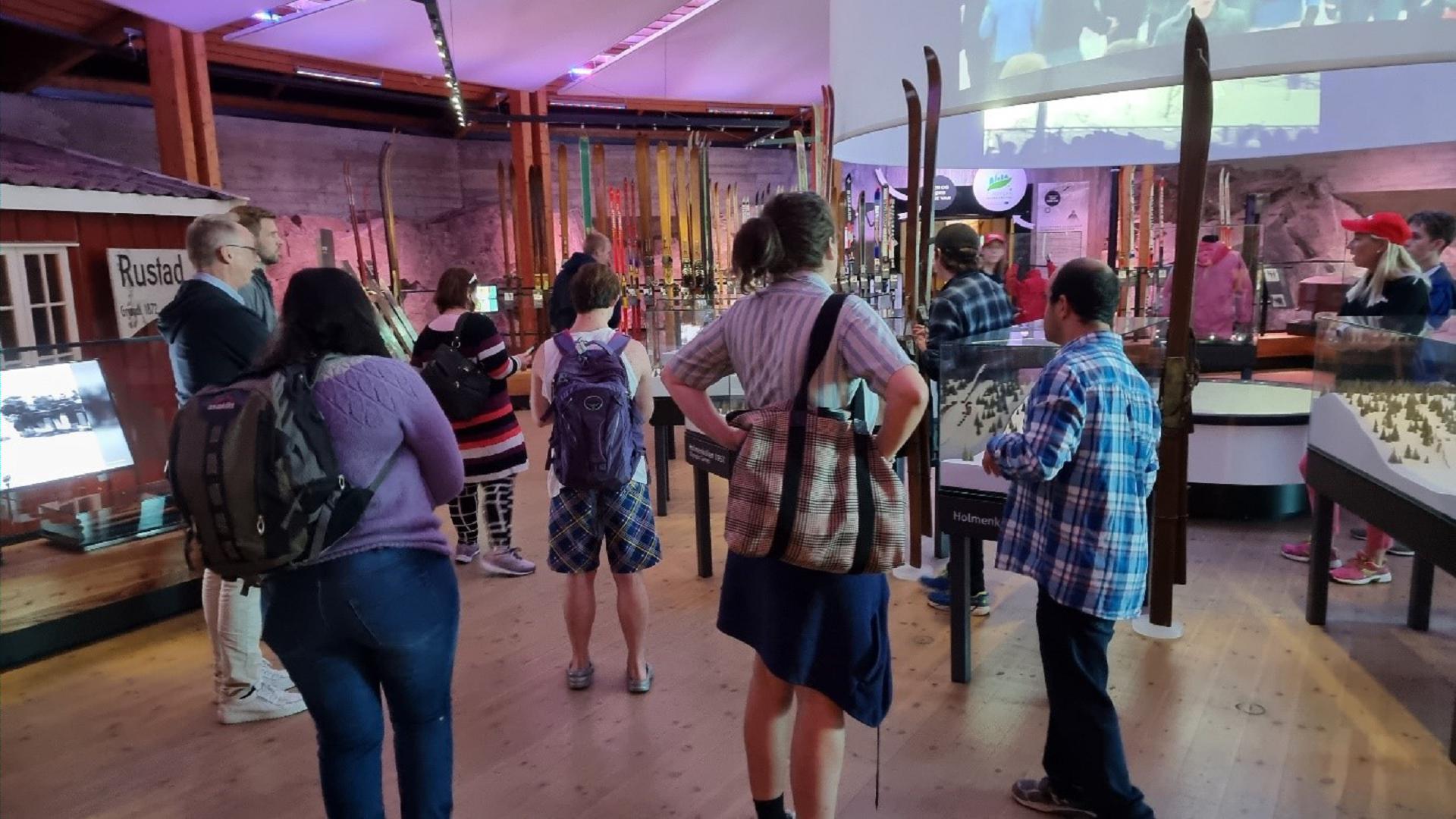 Omvisning på skimuseet. Foto: Miriam Strømsholm