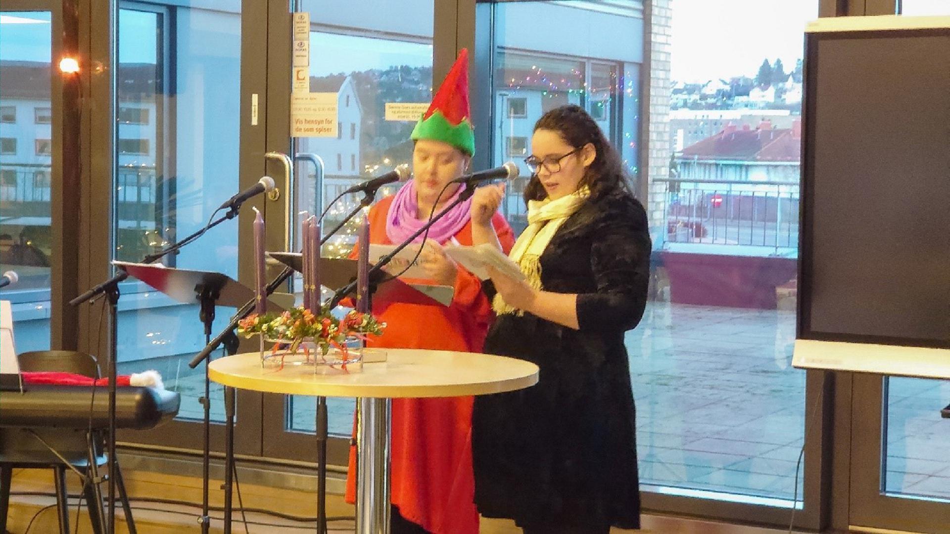 Caroline og Pernille på julebordet i Oslo. De har begge jobb gjennom HELT MED, er med i frivillighetsgruppen i Oslo, og stod for underholdning under julebordet. Foto: Miriam Strømsholm