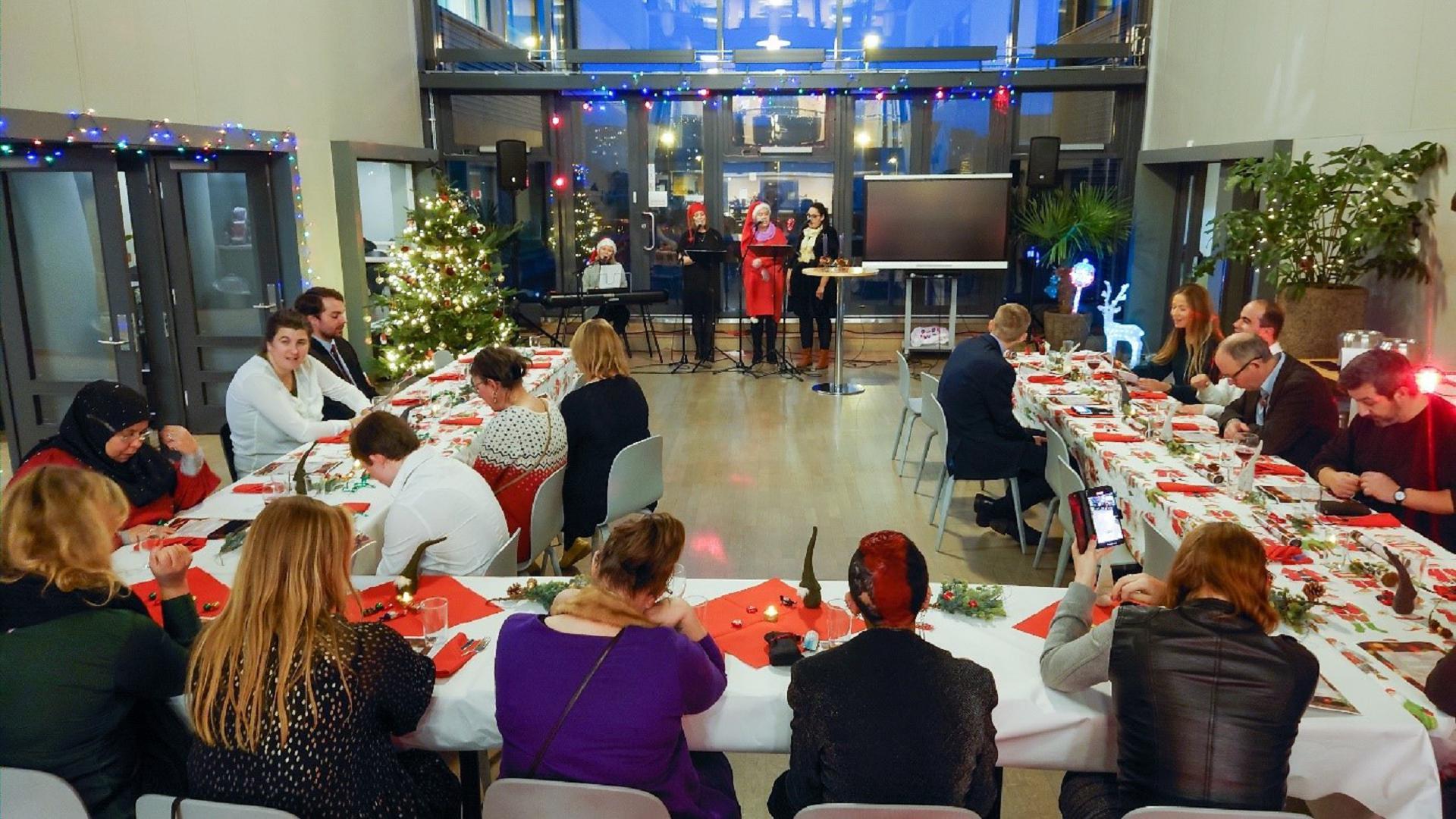 Husbandet, Caroline og Pernille drar i gang allsang for resten av gjengen. Foto: Miriam Strømsholm