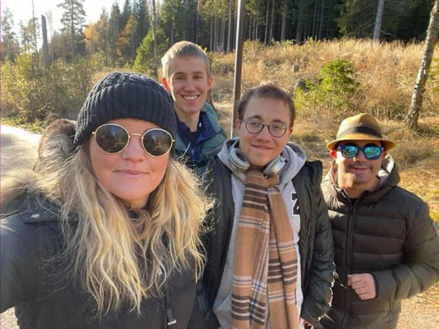 Fra sosial samling på Sognsvann, hvor både grilling, turgåing og aktiviteter stod på agendaen. Sylvia, frivillig i HELT MED, sammen med Petter, Fredrik og Felix. Petter jobber i FO, og Fredrik jobber på Scandic. Foto: Sylvia Jacobsen