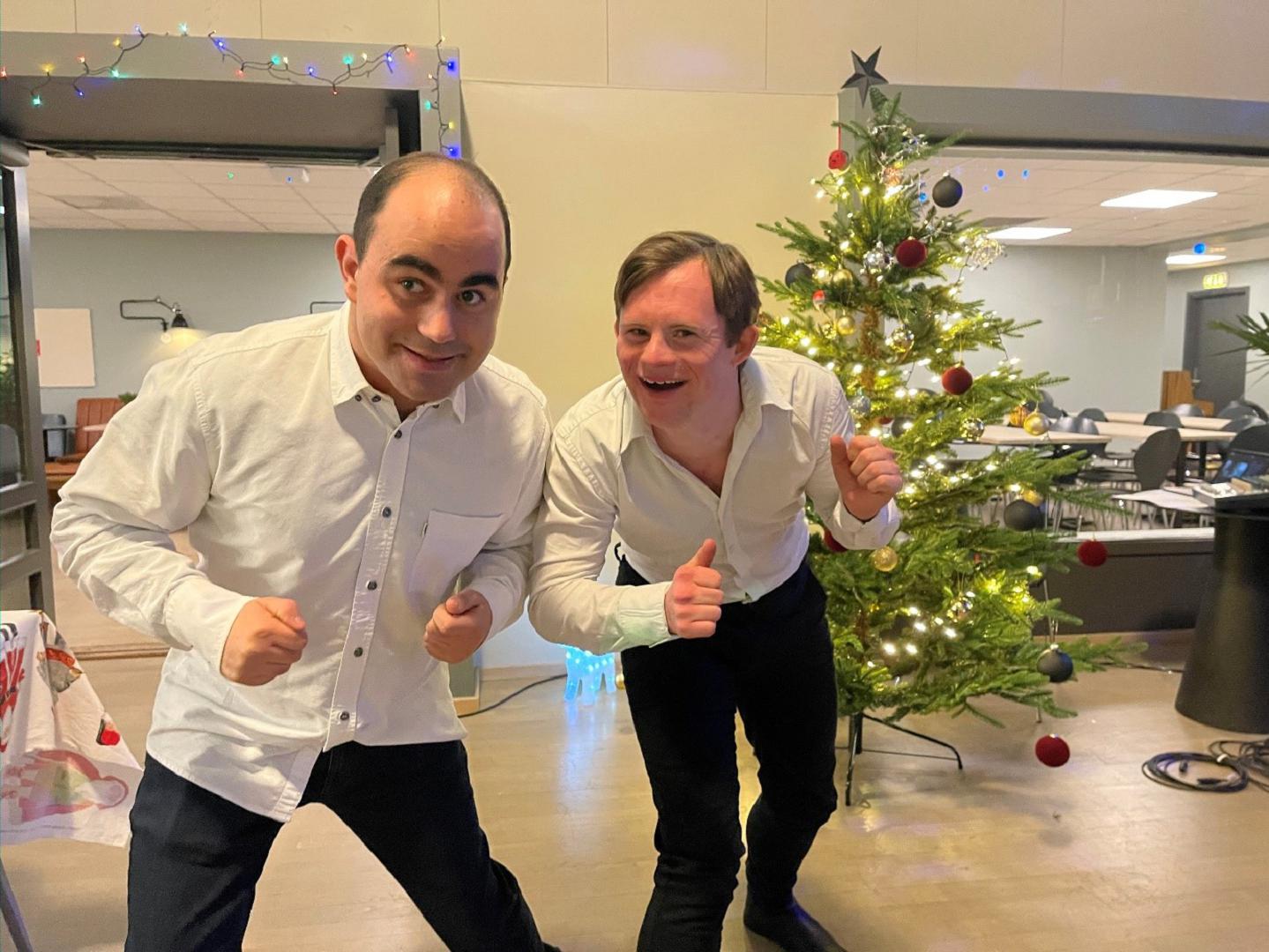 Julebordet var et høydepunkt for mange, også for Felix og Tim. Tim har også jobb gjennom HELT MED, og jobber på Marienlyst skole. Foto: Rebecca Perez