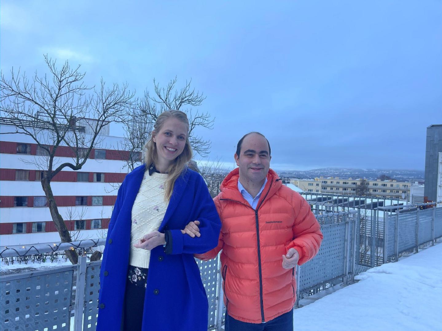Felix har mange innspill til hva vi kan gjøre på de sosiale samlingene i Oslo. Her med Ingrid Dyson, frivillighetskoordinator i HELT MED. Foto: Rebecca Perez