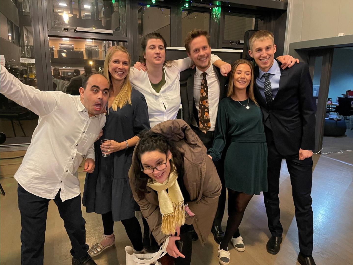 En fornøyd gjeng etter julebordet i Oslo