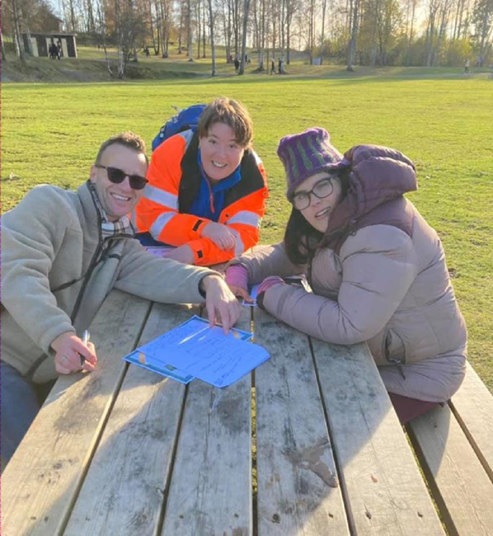 Emanuel, Caroline og Pernille planlegger julebordet sammen. Caroline og Pernille har jobb gjennom HELT MED, og er også med i frivillighetsgruppen i Oslo. Foto: Ingrid Dyson