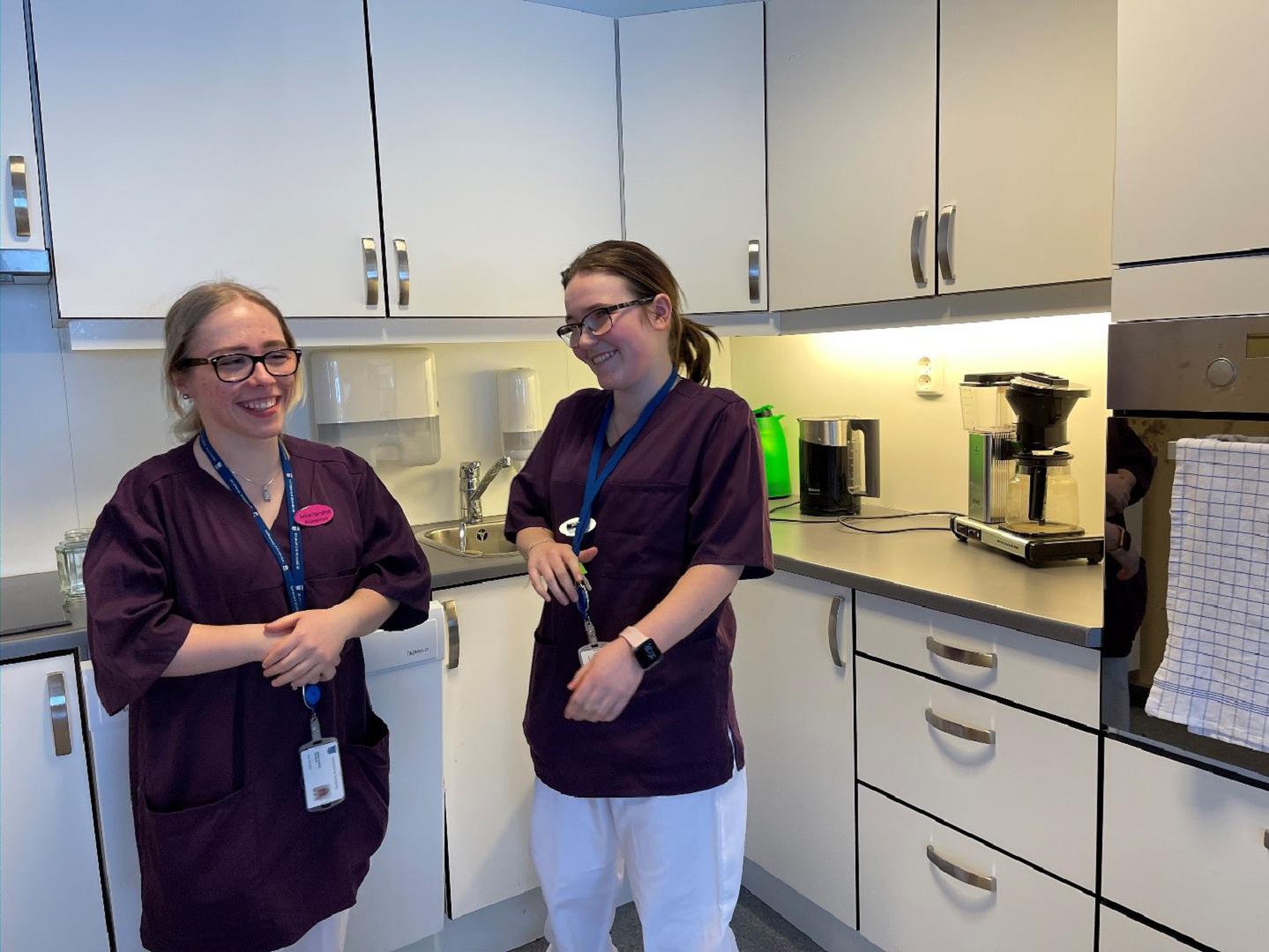 Selina og Elisabeth finner trygghet i hverandre på jobb. Foto: Rebecca Perez