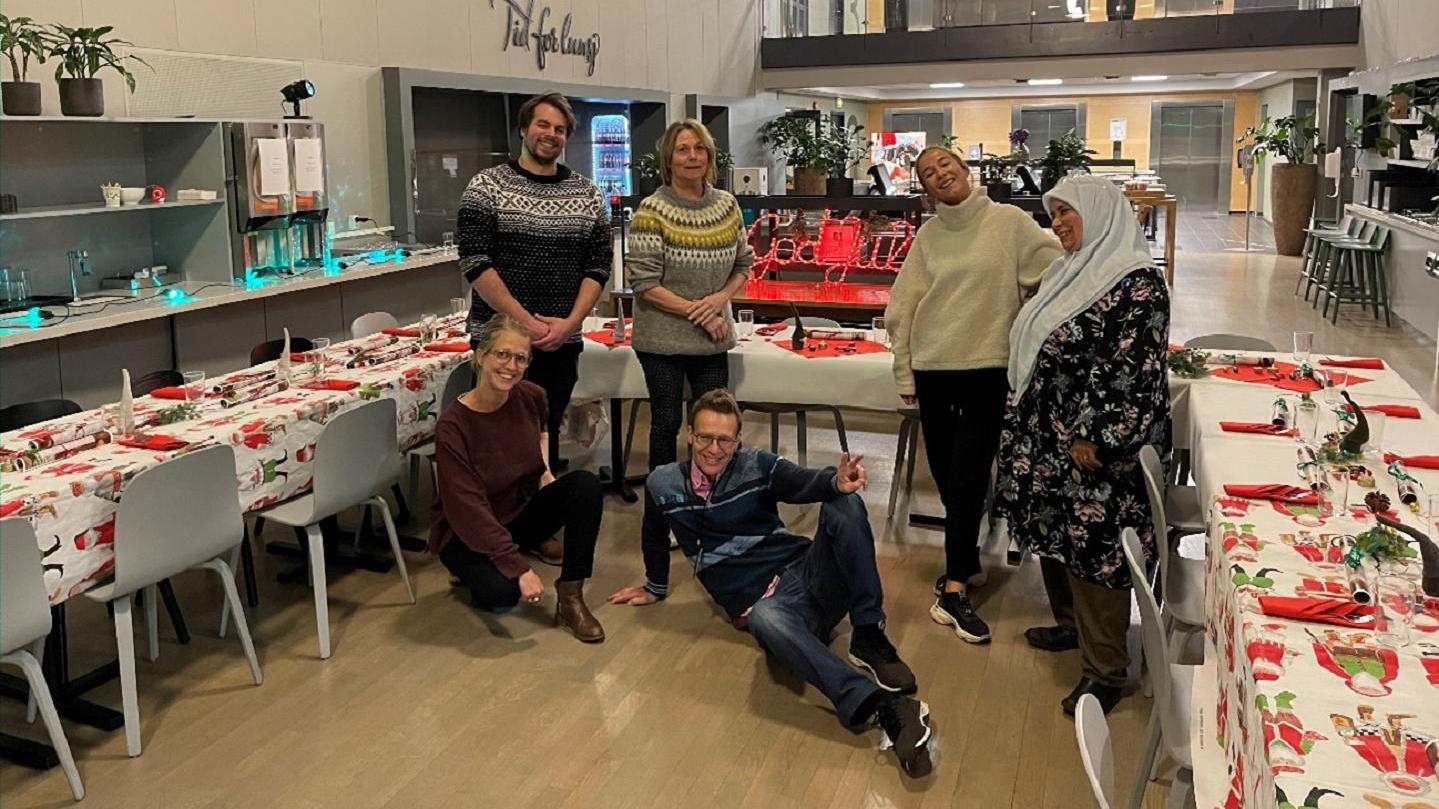En del av frivillighetsgruppen i Oslo forbereder julebordet kvelden i forveien, med dekking av bord og pynting av lokale