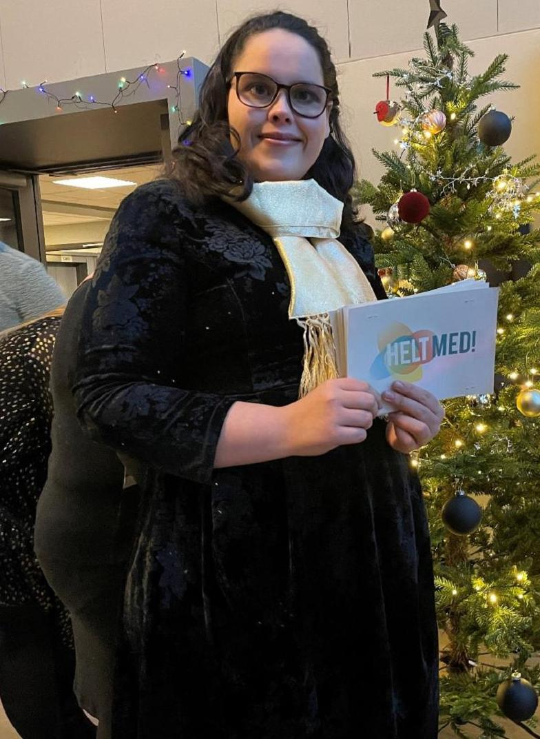 På julebordet for de med jobb gjennom HELT MED i Oslo var Pernille konferansier. Foto: Rebecca Perez
