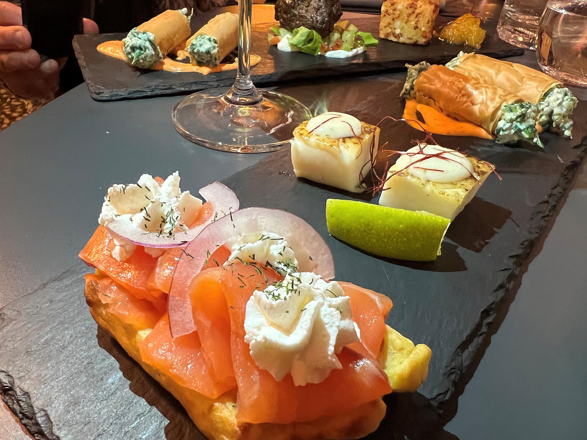 Hjemmelaget gravlaks fra den internasjonale tapasmenyen på Magazzini Oz. Bilde: Lars Magnus Jenssen