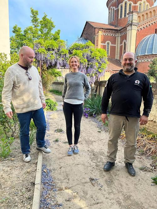 Lars Magnus Jenssen, Toini O. Bratli og Antonio de Benedetto i hagen ved det nye Akademiet i Asti. Foto: Caroline Shøning