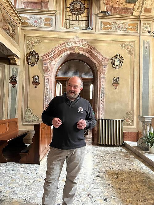 Antonio de Benedetto inne i de fantastiske lokalene Asti by har donert til Albergo Etico Foto: Lars Magnus Jenssen