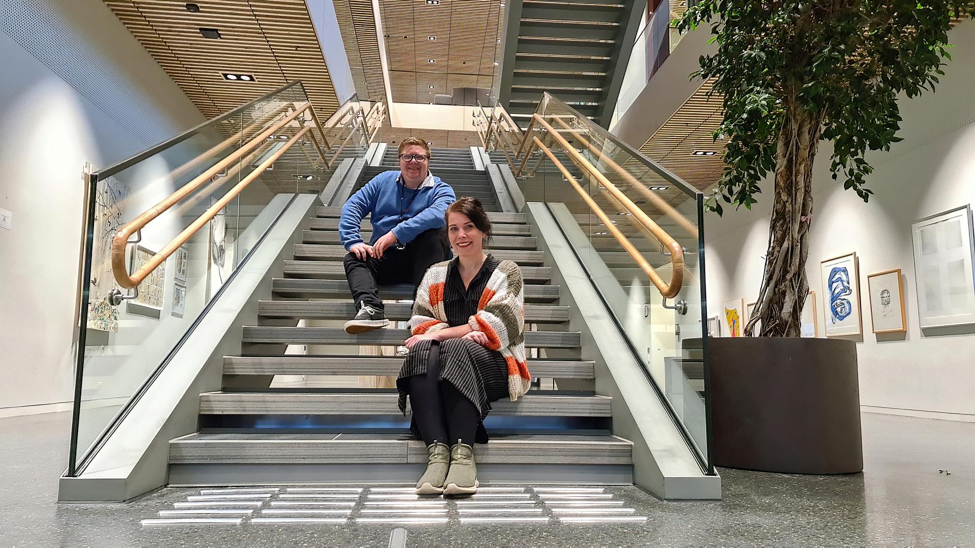 Rådhuset i Sandnes var de første som etablerte HELT MED-stilling på rådhus. Siden har det blitt flere. Johannes  Tveitnes (bak) og Hanne Kluge (jobbspesialist, Fretex plus). Foto: Jarle Eknes