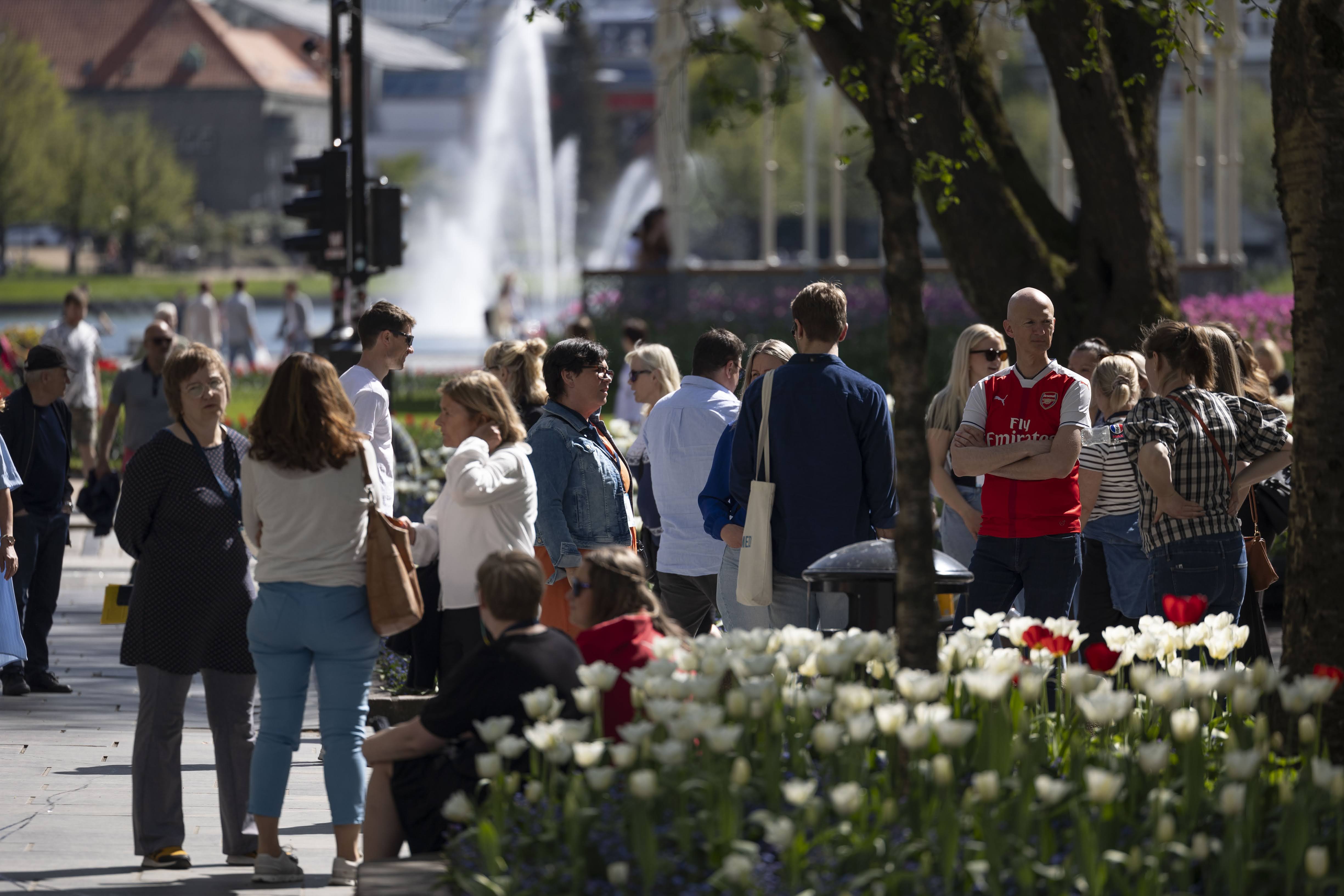 Konferansedeltakere koser seg i solen